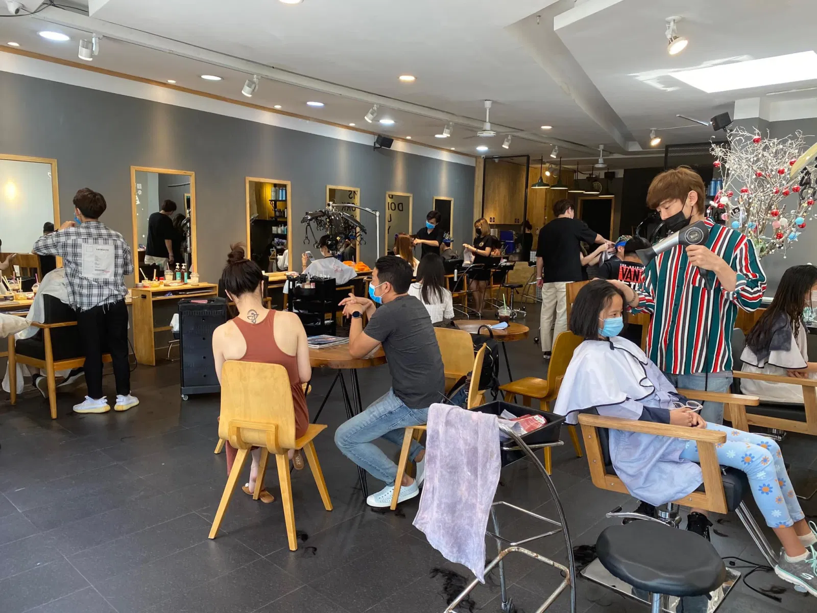 Không gian tại JOJO Korean Hair Salon rộng rãi, mát mẻ. Thiết bị làm tóc nhập khẩu từ Hàn Quốc. (Nguồn: JOJO Hair Salon)