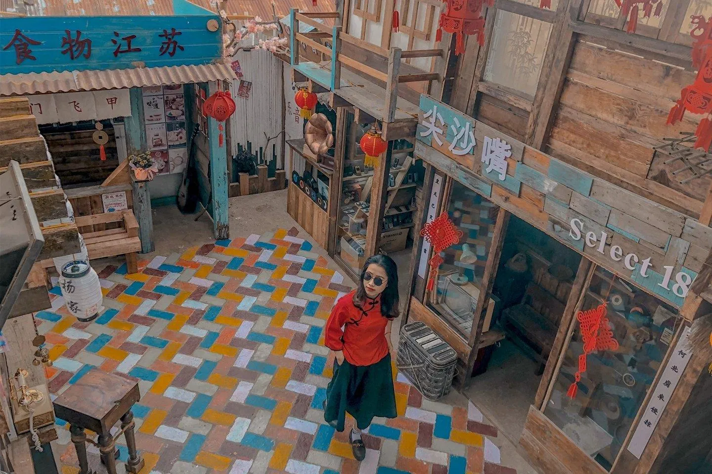 Bên trong Hongkong Cổ Trấn tại Đà Lạt (Nguồn: Internet)