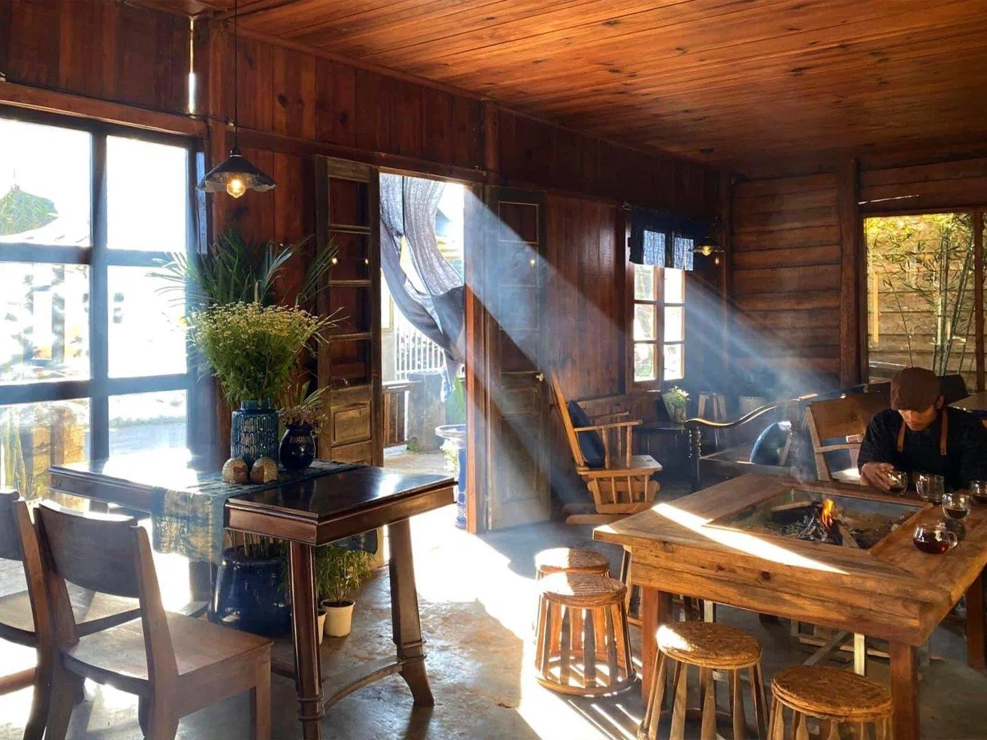 Không gian yên bình bên trong Chuyện Coffee (Nguồn: Internet)