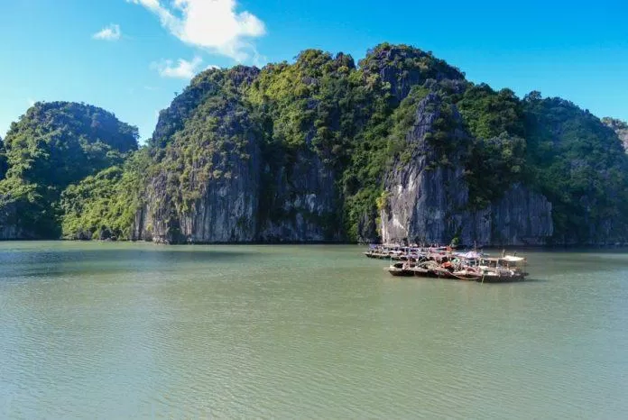 Vẻ đẹp hùng vĩ và thơ mộng của núi, của biển sẽ làm say lòng bất cứ ai đến Cống Đầm. (Nguồn ảnh: Internet)