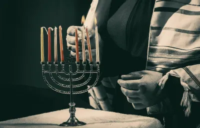 Người Do Thái kỷ niệm ngày lễ Hanukkah theo cách của Hilmel. (Ảnh: Internet)