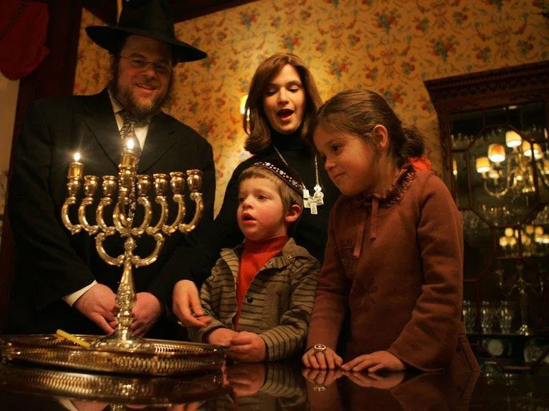 Các gia đình Do Thái sẽ thắp cây nến 9 nhánh trong 8 ngày lễ hội Hanukkah. (Ảnh: Internet)