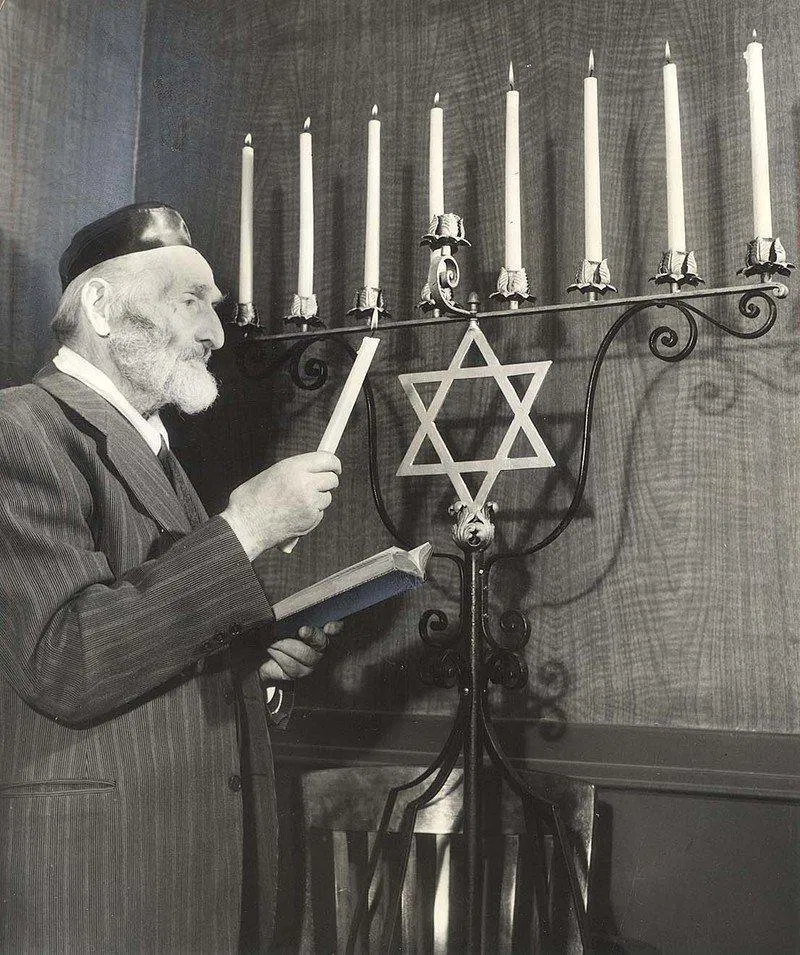 Và từ đó "phép màu Hanukkah" tiếp tục được lưu truyền và kỷ niệm qua nhiều thế kỷ. (Ảnh: Internet)