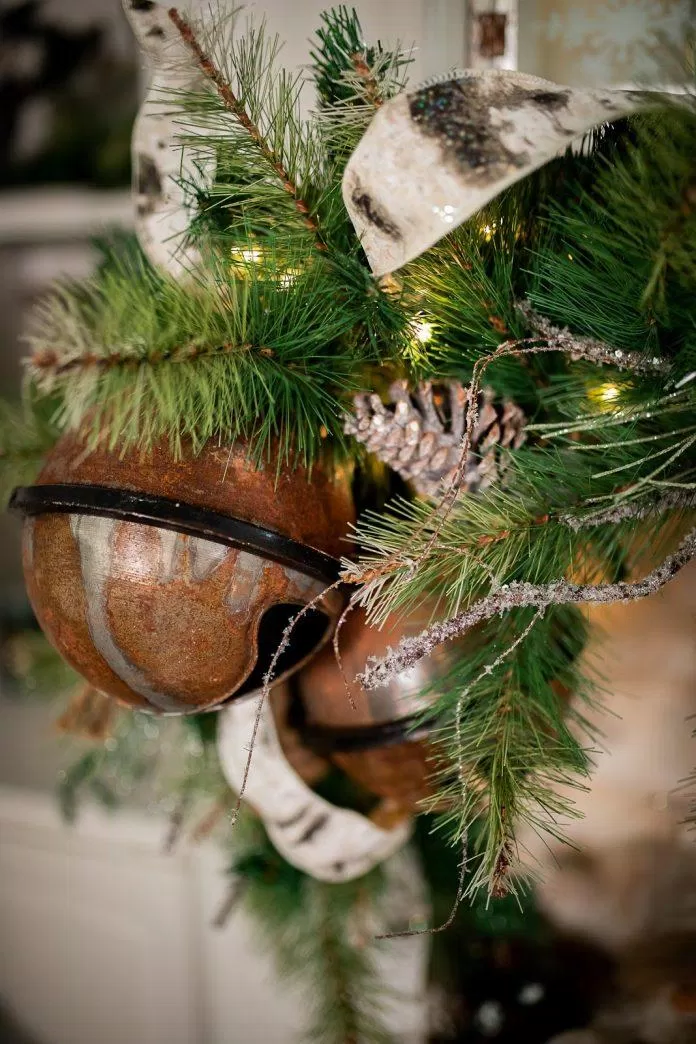 Những chiếc chuông kim loại màu đồng mang tới vẻ đẹp cổ điển, vintage cho cây thông Noel của bạn. (ảnh: internet)