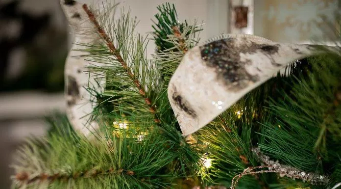 Những chiếc chuông kim loại màu đồng mang tới vẻ đẹp cổ điển, vintage cho cây thông Noel của bạn. (ảnh: internet)