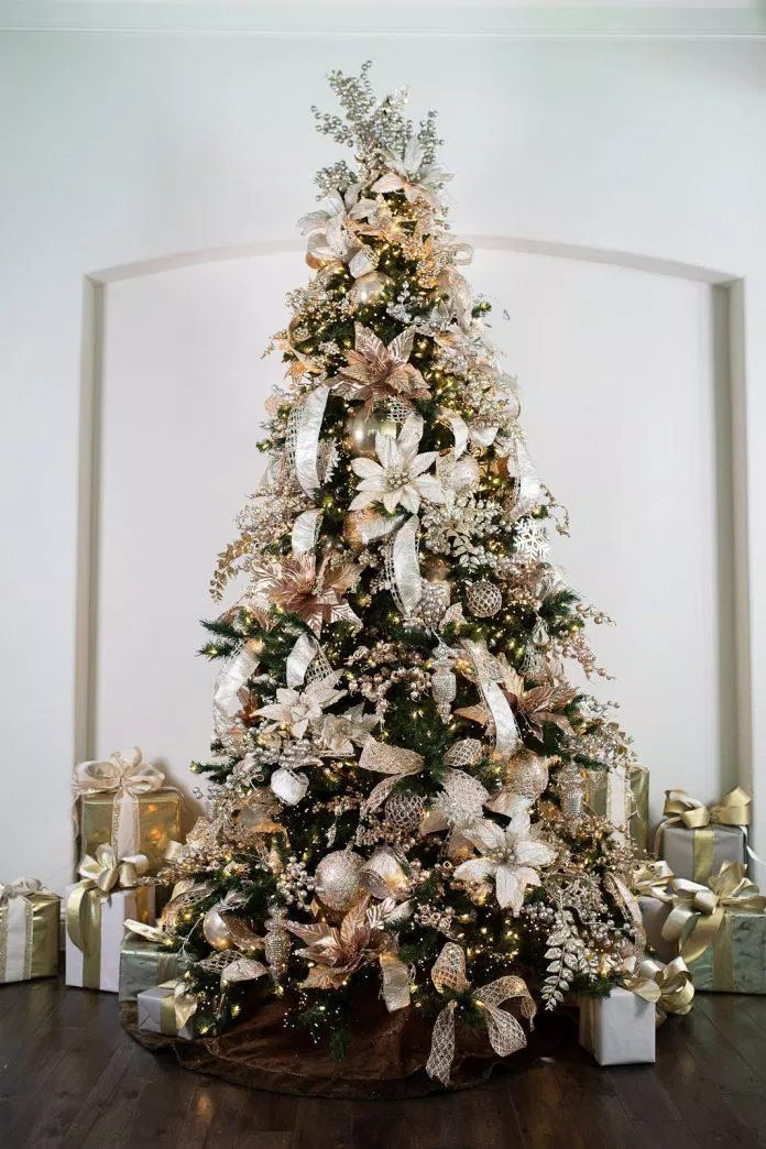 Cây thông noel màu bạch kim đầy sang trọng (ảnh: internet) Cây thông noel màu bạch kim đầy sang trọng (ảnh: internet)