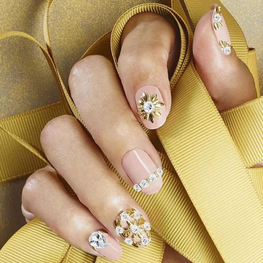 Mẫu móng đính đá sang trọng (Nguồn: Internet)