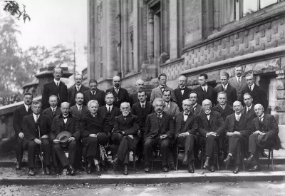 Max Born trong hội nghi Solvay 1927 cùng với Albert Einstein. (Ảnh: Internet)