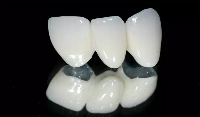 Lớp men bên ngoài giúp răng có màu trắng sáng như bạn thường thấy (Ảnh: Internet). Lớp men bên ngoài giúp răng có màu trắng sáng như bạn thường thấy (Ảnh: Internet).