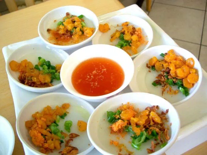 Bánh bèo Huế với tóp mỡ, hành luôn hấp dẫn thực khách