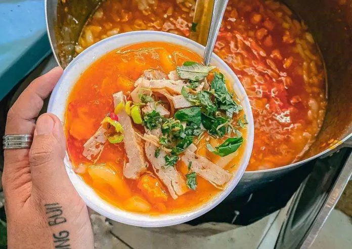 Bánh canh Nam Phổ với màu đỏ đặc trưng cực hấp dẫn. (Ảnh: Internet)