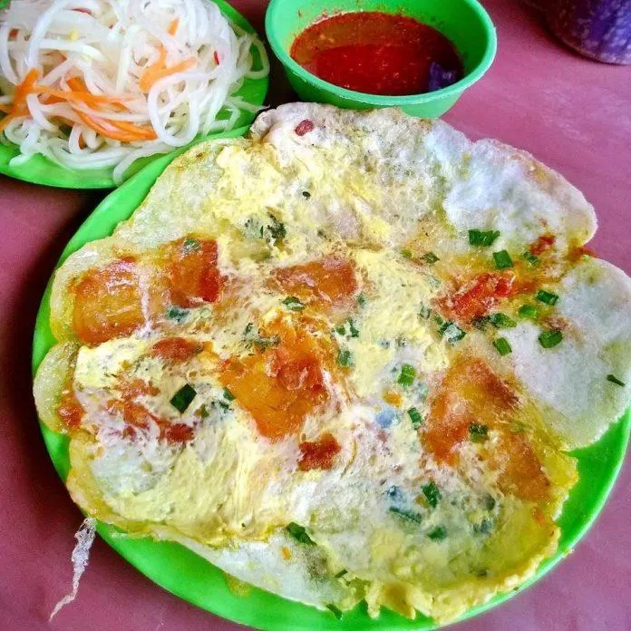 Bánh ép Huế có thể ăn giòn hoặc dai tùy tay nghề người đúc