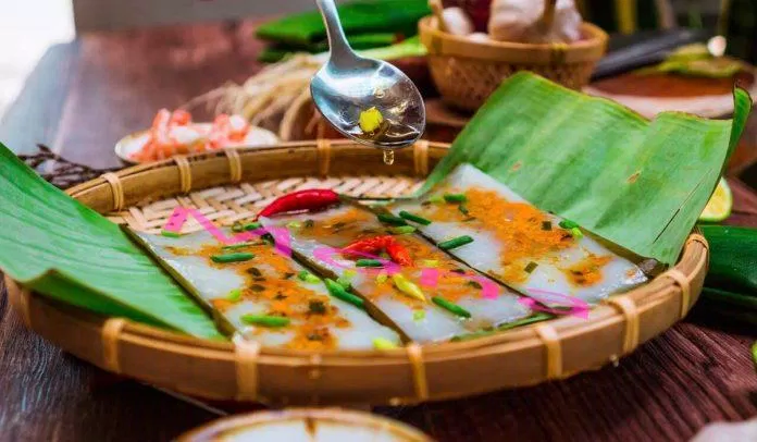 Bánh nậm thường được ăn ngay trên lá với mắm ớt tỏi