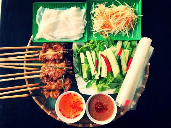 Bánh ướt thịt nướng là món ăn yêu thích của nhiều du khách