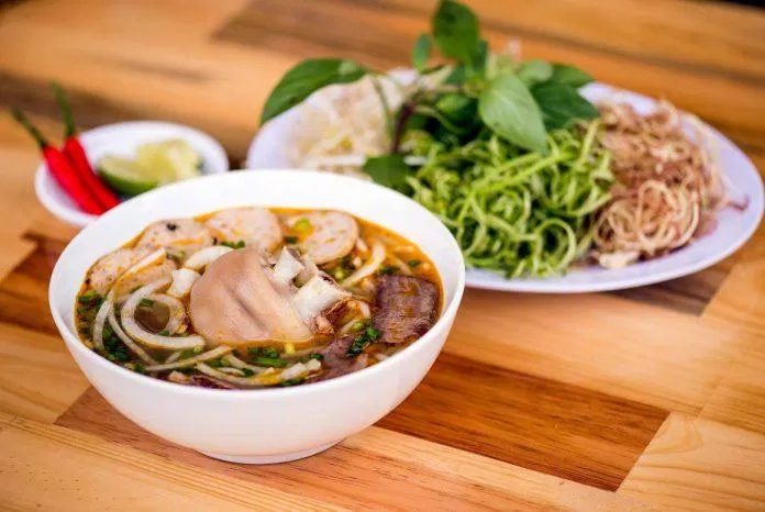 Tô bún bò Huế thơm ngon khó cưỡng