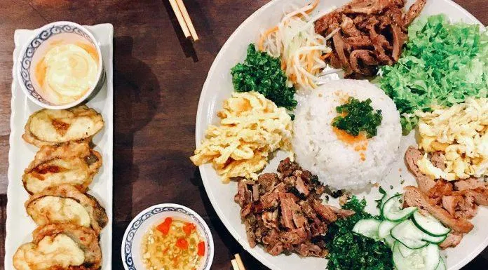 Cơm âm phủ Huế bày biện đẹp mắt, hương vị hấp dẫn