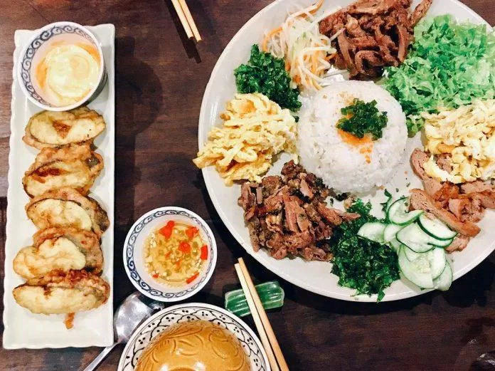 Cơm âm phủ Huế bày biện đẹp mắt, hương vị hấp dẫn