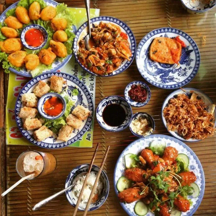 Mâm cơm chay Huế được bài trí đẹp mắt