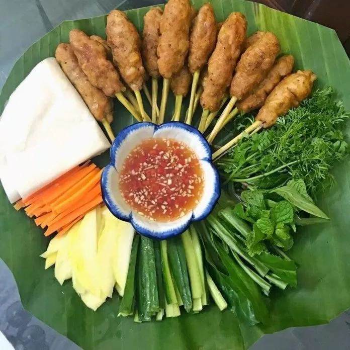 Nem lụi cuốn bánh tráng kèm rau sống là món ăn không thể bỏ qua khi đến Huế
