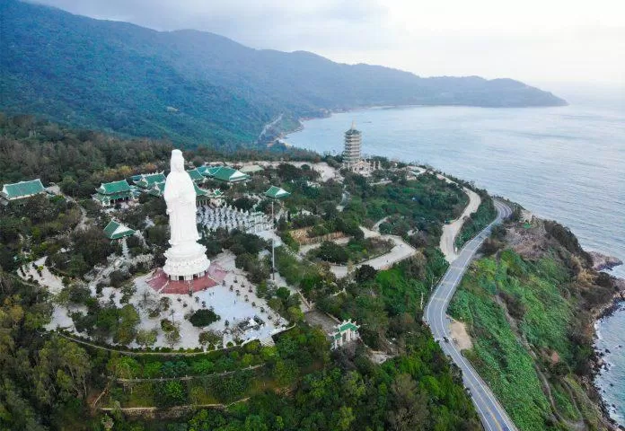 Một góc tuyệt đẹp tại ngôi chùa Linh Ứng trên bán đảo Sơn Trà (Nguồn: Internet)