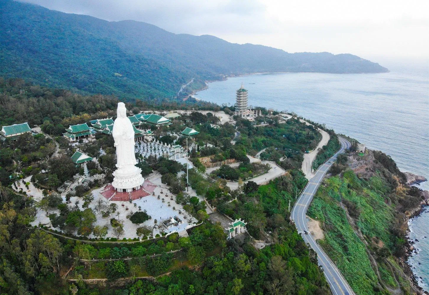 Một góc tuyệt đẹp tại ngôi chùa Linh Ứng trên bán đảo Sơn Trà (Nguồn: Internet)