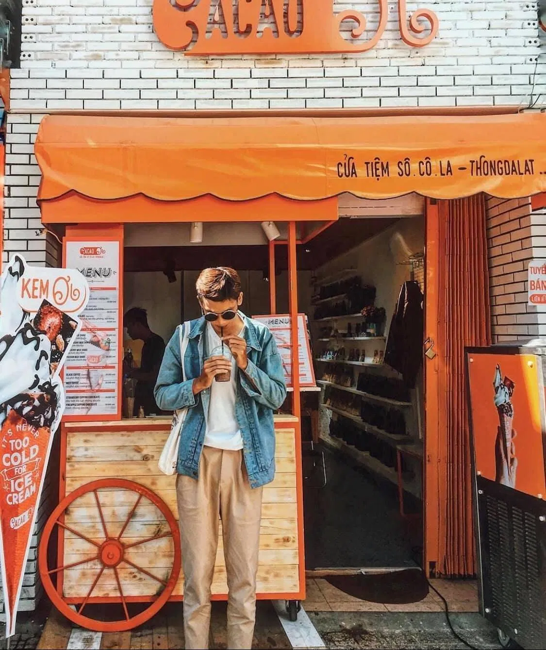 Cacao Ơi có tông màu chủ đạo là cam và trắng (Nguồn: Internet)