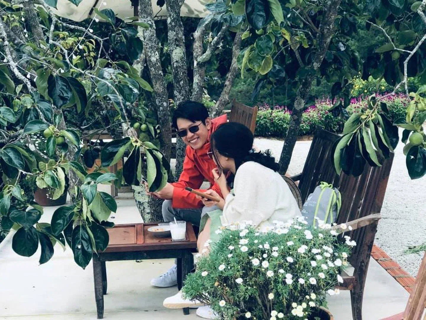 Khi chiều tà, bạn có thể ngồi tại quán và thưởng thức ly cà phê nóng (Nguồn: Internet)