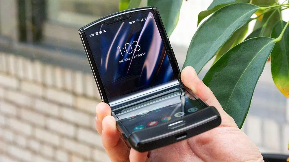 Motorola RAZR có màn hình gập ngang cực kì độc đáo. (Nguồn ảnh: Internet)