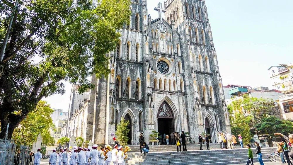 Nhà thờ lớn Hà Nội không chỉ là nơi hành lễ của các tín đồ công giáo mà còn là điểm đến của nhiều du khách. (Nguồn ảnh: Internet)