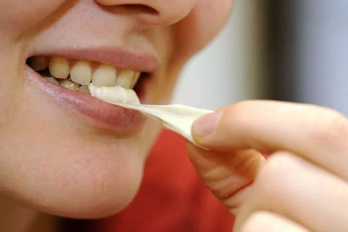 Nhiều cha mẹ thường cấm con nhai kẹo cao su vì cho rằng chúng dễ gây sâu răng (Ảnh: Internet).