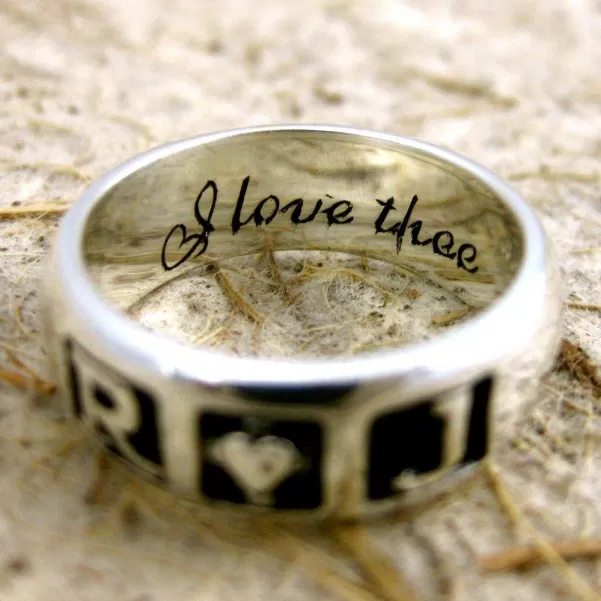 Chiếc nhẫn cưới của Romeo và Juliet có khắc chữ "Love Thee", "thee" ở đây là "you" theo văn phong tiếng Anh cổ (Ảnh: Internet)
