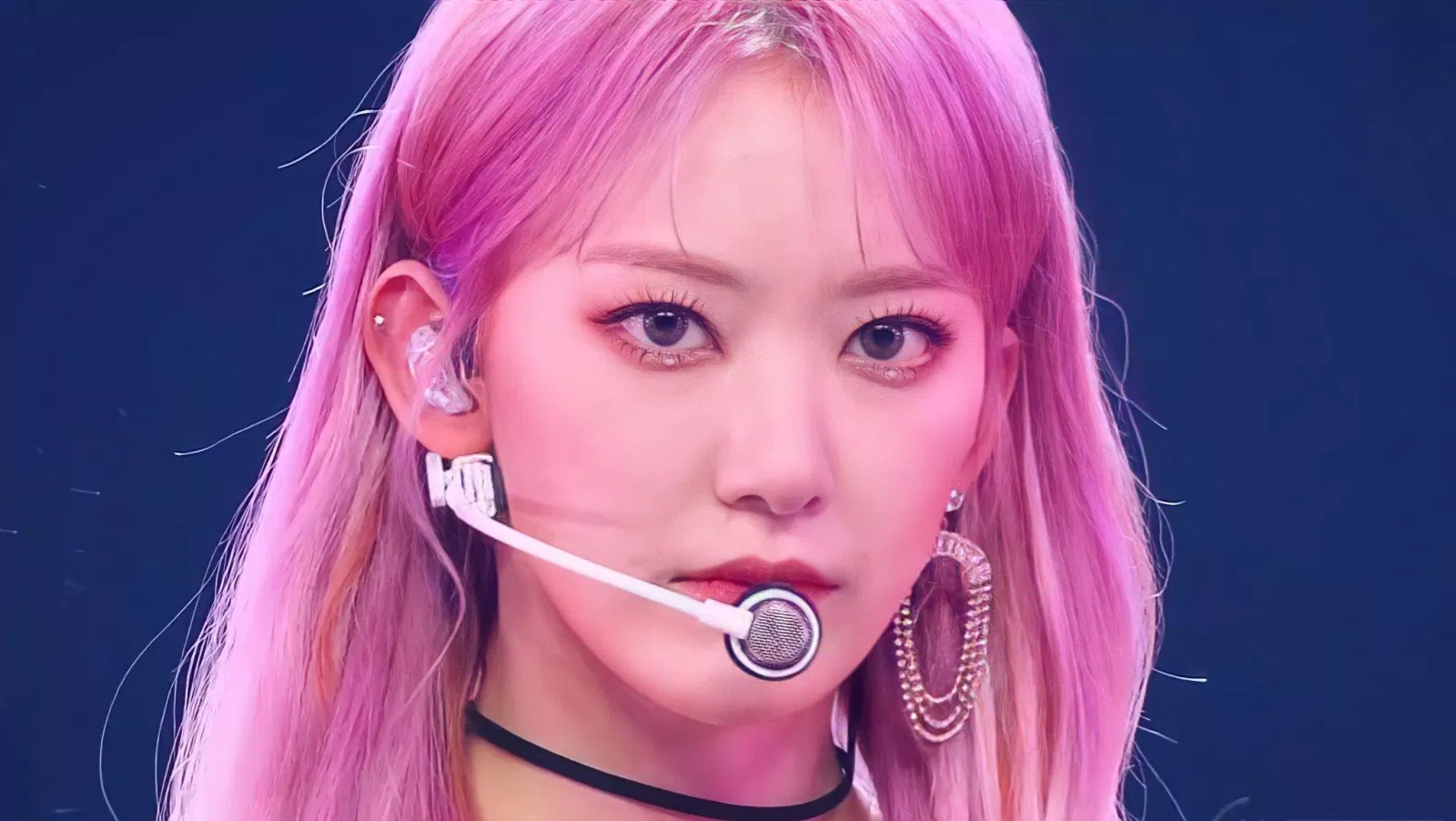 "Đóa hoa Nhật Bản" Miyawaki Sakura của nhóm nhạc nữ IZ*ONE xuất sắc giành vị trí đầu bảng. Nữ thần tượng vốn đã có danh tiếng nhất định tại quê nhà nhờ những hoạt động nổi bật với tư cách là thành viên của HKT48. (Nguồn: Internet)