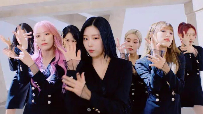 Không khó để nhận ra Kim Minju đang là "con cưng" của công ty chủ quản khi mọi hoạt động cá nhân đều được quảng bá nhiệt tình. (Nguồn: Internet) Không khó để nhận ra Kim Minju đang là "con cưng" của công ty chủ quản khi mọi hoạt động cá nhân đều được quảng bá nhiệt tình. (Nguồn: Internet)
