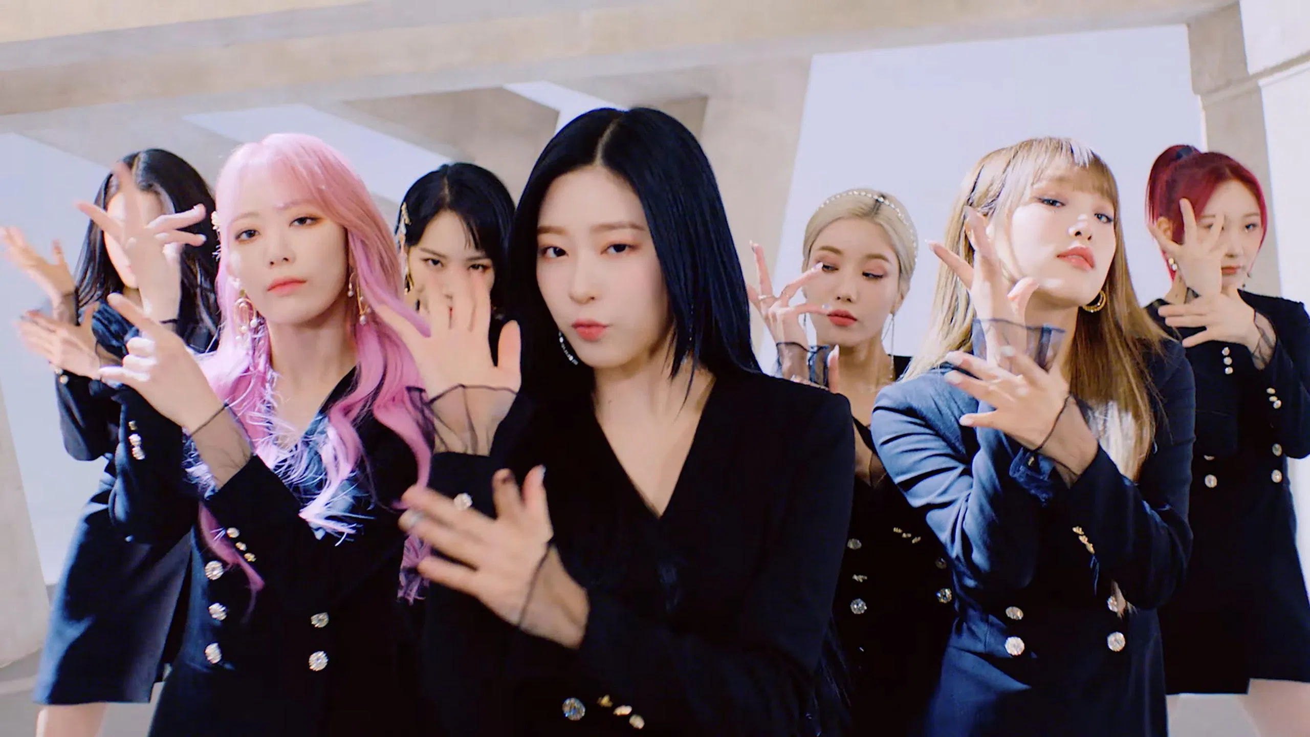 Không khó để nhận ra Kim Minju đang là "con cưng" của công ty chủ quản khi mọi hoạt động cá nhân đều được quảng bá nhiệt tình. (Nguồn: Internet) Không khó để nhận ra Kim Minju đang là "con cưng" của công ty chủ quản khi mọi hoạt động cá nhân đều được quảng bá nhiệt tình. (Nguồn: Internet)