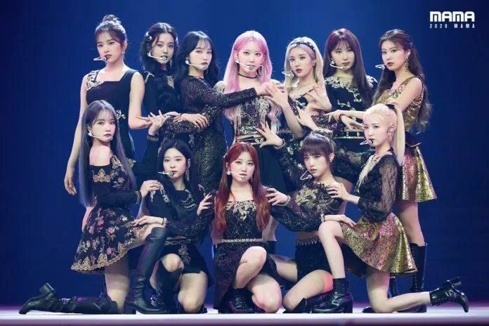 Trong đoạn mở đầu của "Paronama", Miyawaki Sakura là thành viên đứng vị trí trung tâm còn center Jang Wonyoung lại đứng thứ 2 ngoài cùng từ trái sang. (Nguồn: Internet) Trong đoạn mở đầu của "Paronama", Miyawaki Sakura là thành viên đứng vị trí trung tâm còn center Jang Wonyoung lại đứng thứ 2 ngoài cùng từ trái sang. (Nguồn: Internet)