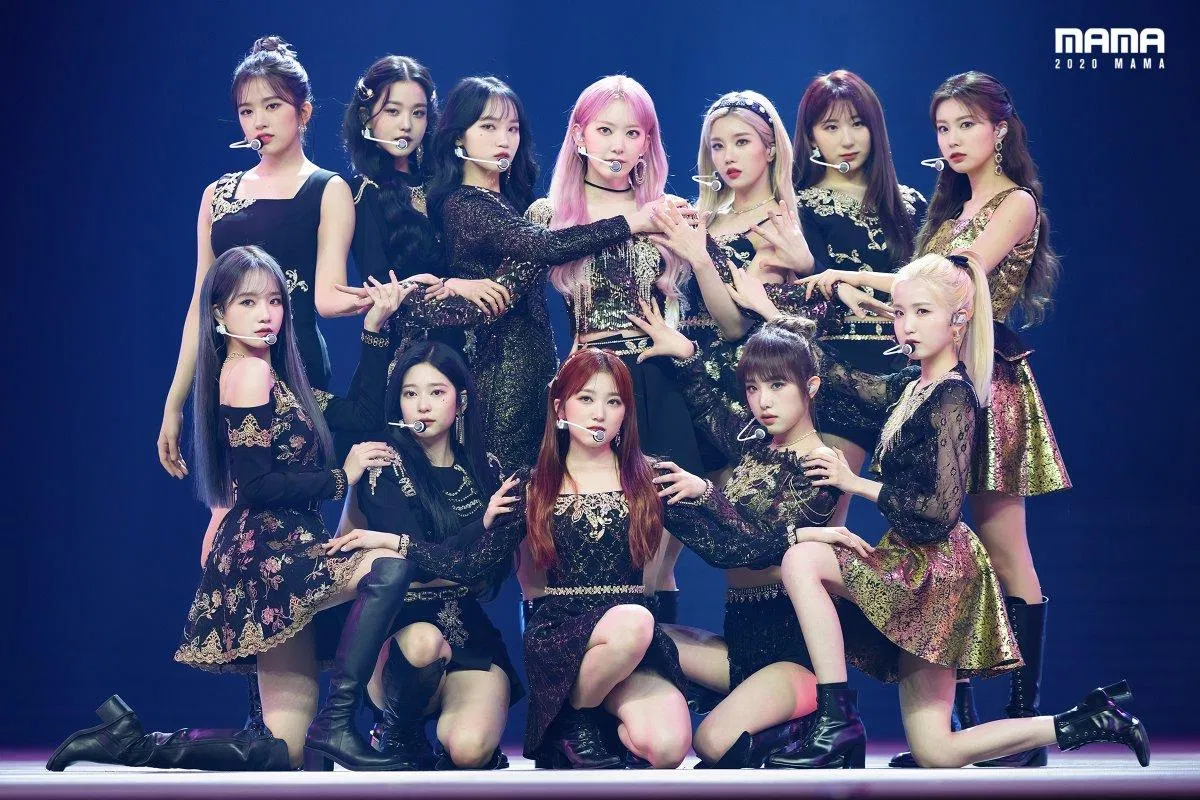 Trong đoạn mở đầu của "Paronama", Miyawaki Sakura là thành viên đứng vị trí trung tâm còn center Jang Wonyoung lại đứng thứ 2 ngoài cùng từ trái sang. (Nguồn: Internet) Trong đoạn mở đầu của "Paronama", Miyawaki Sakura là thành viên đứng vị trí trung tâm còn center Jang Wonyoung lại đứng thứ 2 ngoài cùng từ trái sang. (Nguồn: Internet)