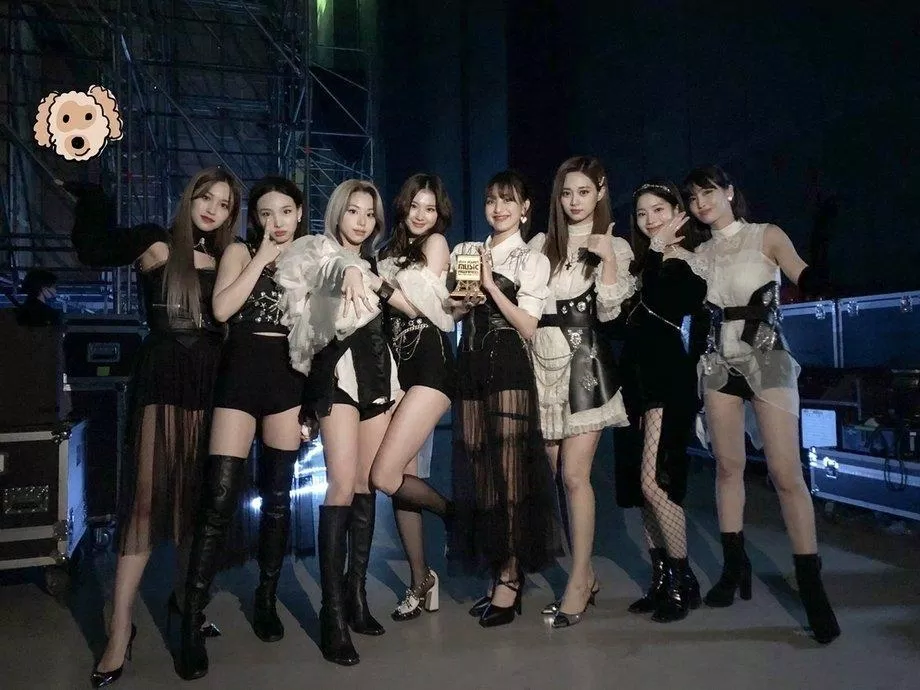 Giày đế thấp còn bị nhận xét là "thủ phạm" khiến diện mạo của cô nàng trông "kém sang". (Nguồn: Internet) Giày đế thấp còn bị nhận xét là "thủ phạm" khiến diện mạo của cô nàng trông "kém sang". (Nguồn: Internet)