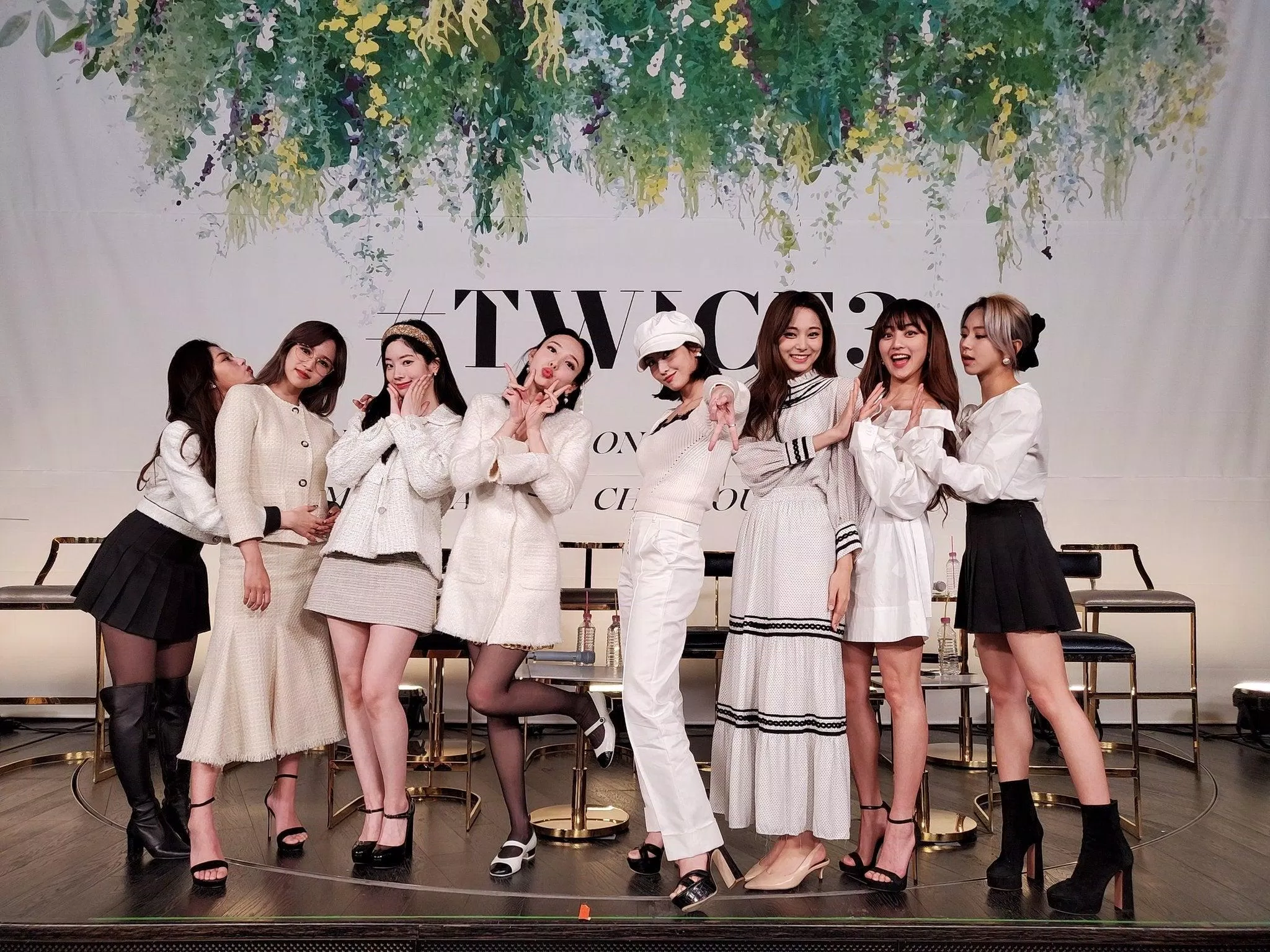 Tzuyu lại phải diện đôi giày đế thấp quen thuộc và chiếc váy như cộng thêm cho nữ thần tượng cả chục tuổi. (Nguồn: Internet) Tzuyu lại phải diện đôi giày đế thấp quen thuộc và chiếc váy như cộng thêm cho nữ thần tượng cả chục tuổi. (Nguồn: Internet)