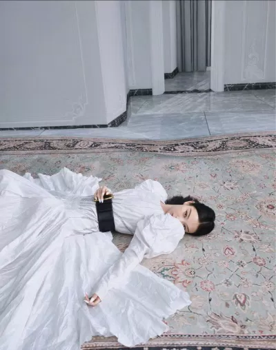 Chiếc đầm trắng lộng lẫy được Nini khoác lên vẫn toát ra một sự quyến rũ kì bí (Nguồn: Internet)