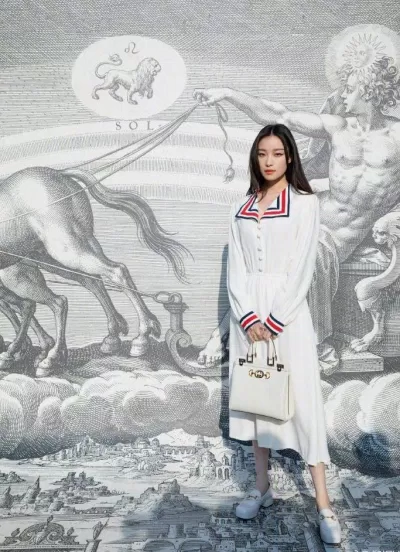 Đôi khi lại nữ tính thanh lịch nhưng vẫn sang trọng tại Milan Fashion Week 2019 (Nguồn: Internet)
