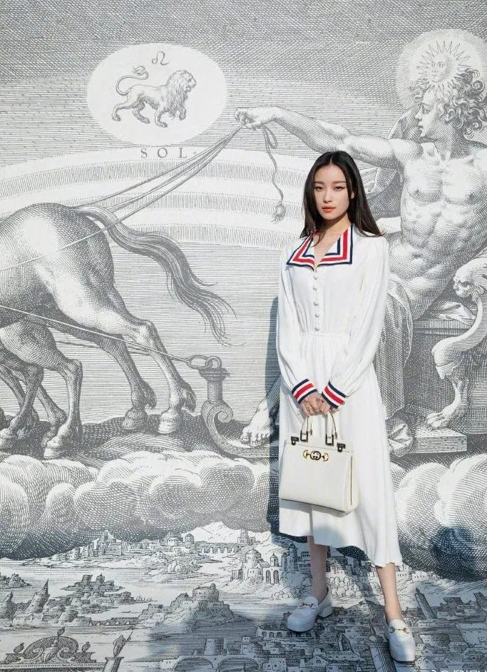 Đôi khi lại nữ tính thanh lịch nhưng vẫn sang trọng tại Milan Fashion Week 2019 (Nguồn: Internet)