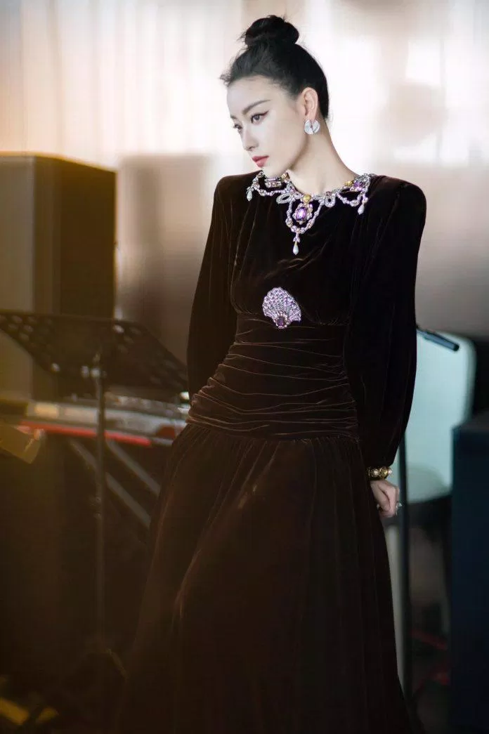 Chiếc váy nhung đen sang trọng này đã khiến Nghê Ni tỏa sáng tại LHP Kim Kê (Nguồn: Internet)