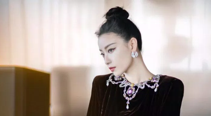 Chiếc đầm nhung đen sang trọng này đã khiến Nghê Ni toả sáng tại Liên hoan phim Kim Kê (Nguồn: Internet)