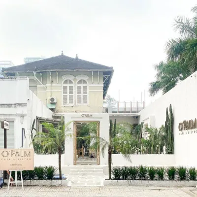 Khung cảnh trước quán được bày trí vô cùng bắt mắt (ảnh: Instagram @utcunggg)