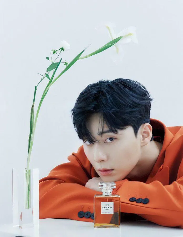 Hình ảnh Park Seo Joon cùng nước hoa Chanel N°5 trên tạp chí Elle (ảnh: internet)