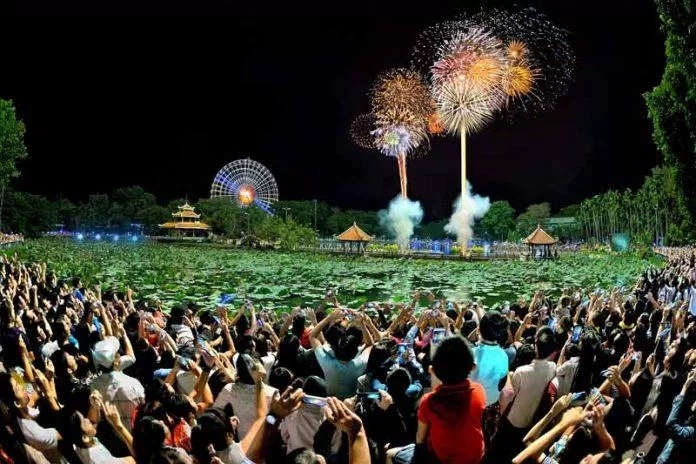 Đông người xem pháo hoa tại Công viên Đầm Sen (Nguồn: Internet)