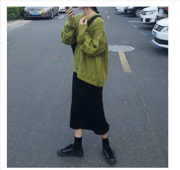 Len thừng xanh mix cùng chân váy dài (Nguồn: Internet) Len thừng xanh mix cùng chân váy dài (Nguồn: Internet)