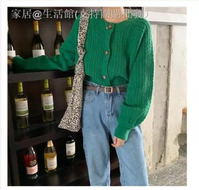 Áo len xanh lá đi cùng quần Jean khỏe khoắn (Nguồn: Internet) Áo len xanh lá đi cùng quần Jean khỏe khoắn (Nguồn: Internet)