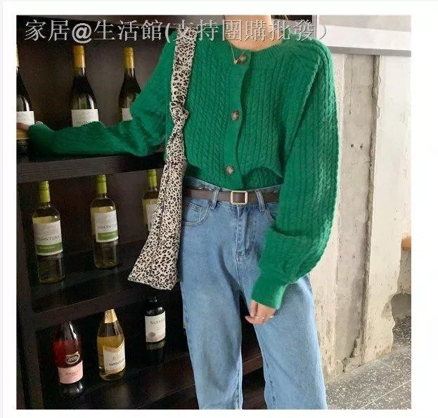 Áo len xanh lá đi cùng quần Jean khỏe khoắn (Nguồn: Internet)