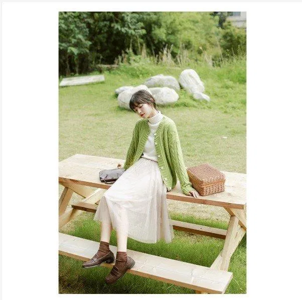 Cardigan xanh phối với áo len cổ lọ cùng chân váy điệu đà (Nguồn: Internet) Cardigan xanh phối với áo len cổ lọ cùng chân váy điệu đà (Nguồn: Internet)